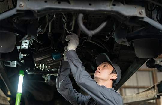 プロの整備士が車をしっかりと整備